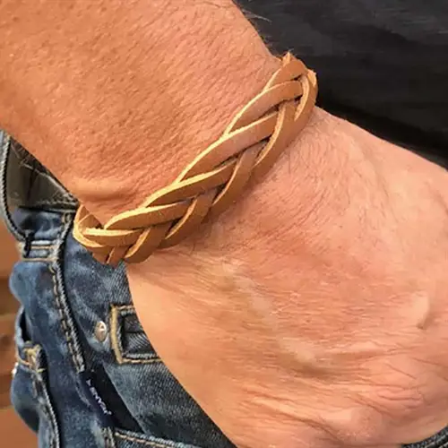 Brun Læderflettet Armbånd med Bronzelås - Tilbud!