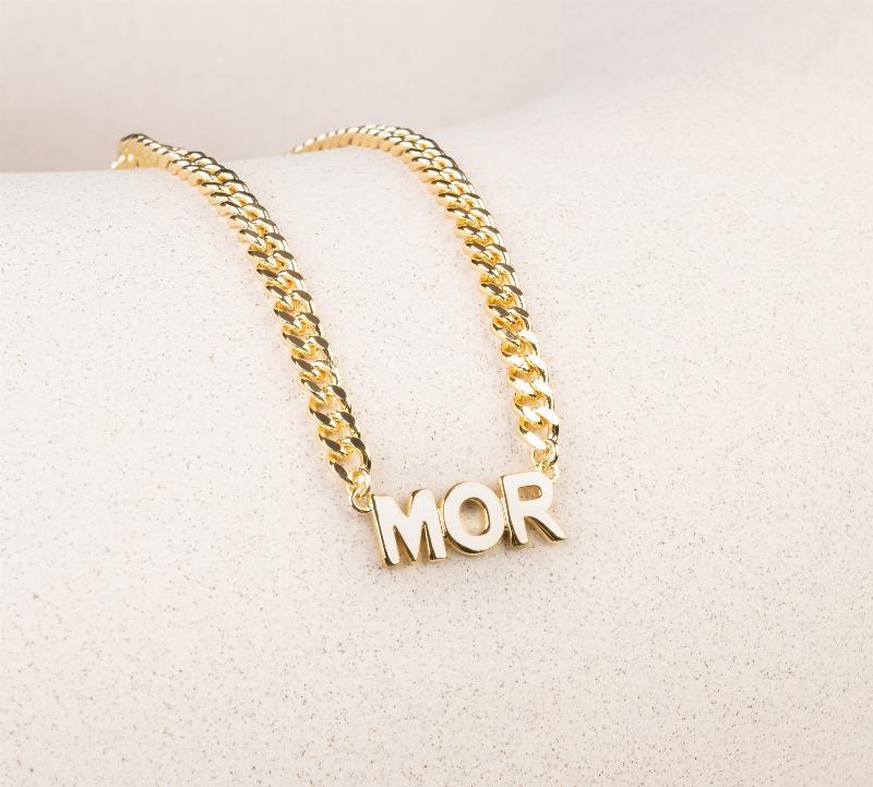 Forgyldt halskæde med ordet "MOR" - Gratis fragt!