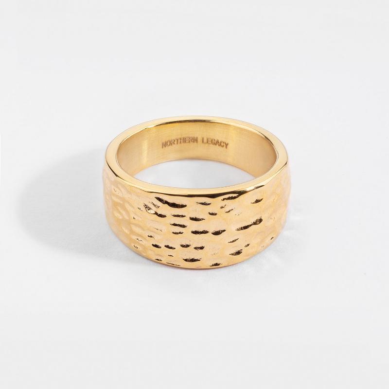 Hammered Signature - Guldtonet Herre Ring med Unik Stil