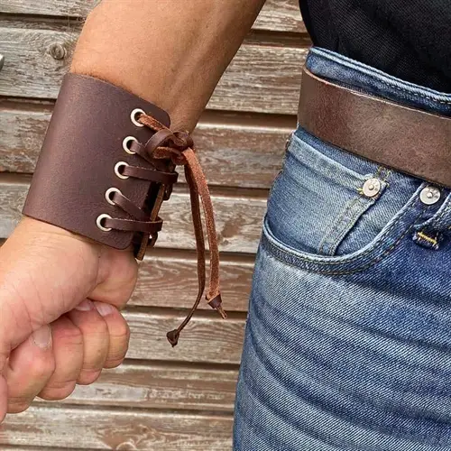 Brunt Læderarmbånd med Snører - Elegant og Holdbart