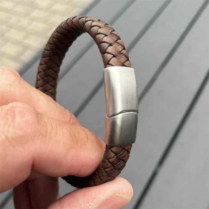 Stilfuldt Brun Læderarmbånd med Mat Stållås - Hurtig Levering