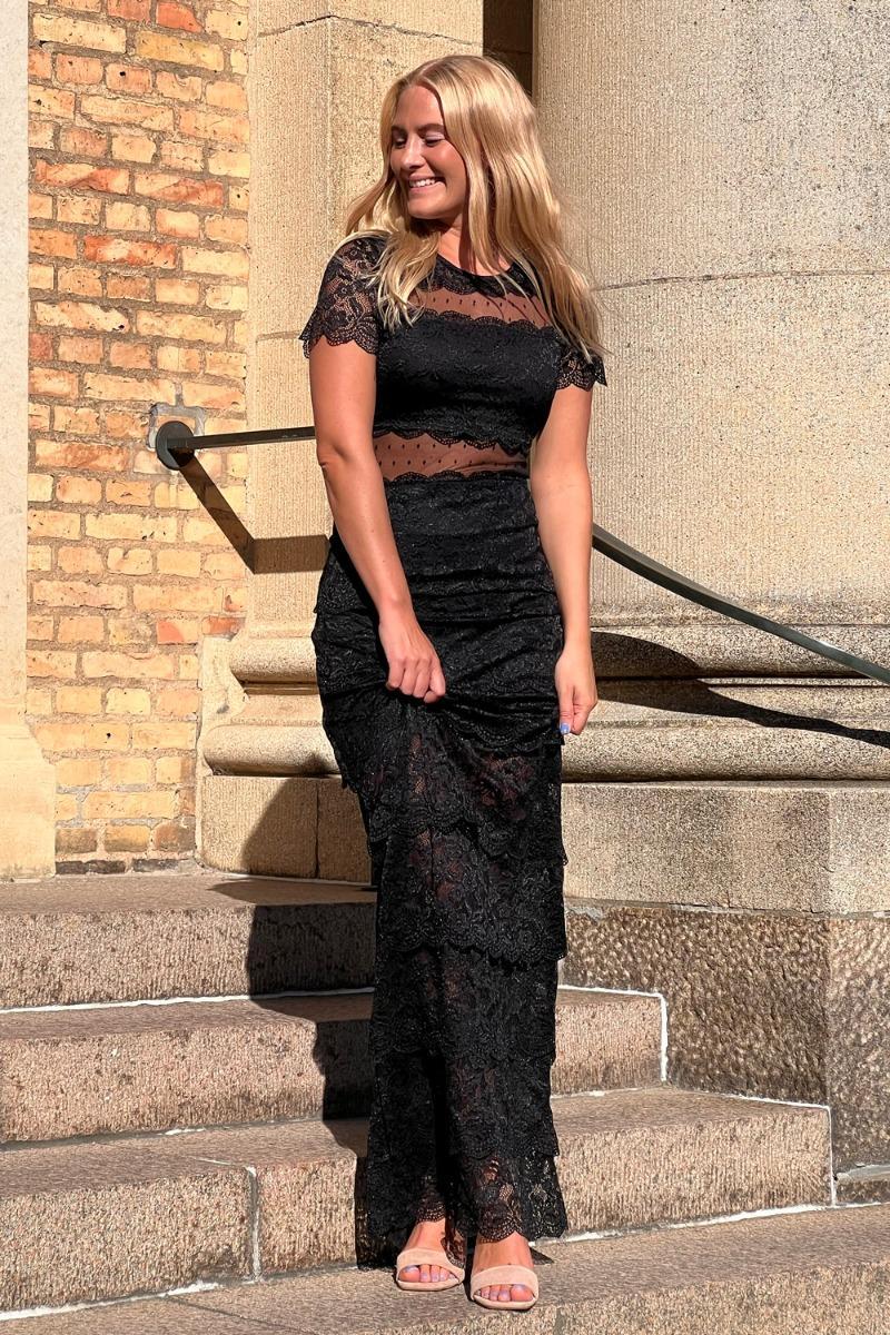 Elsket Af Lykke - Isabella Kjole i Sort Blonde - Perfekt til Fester