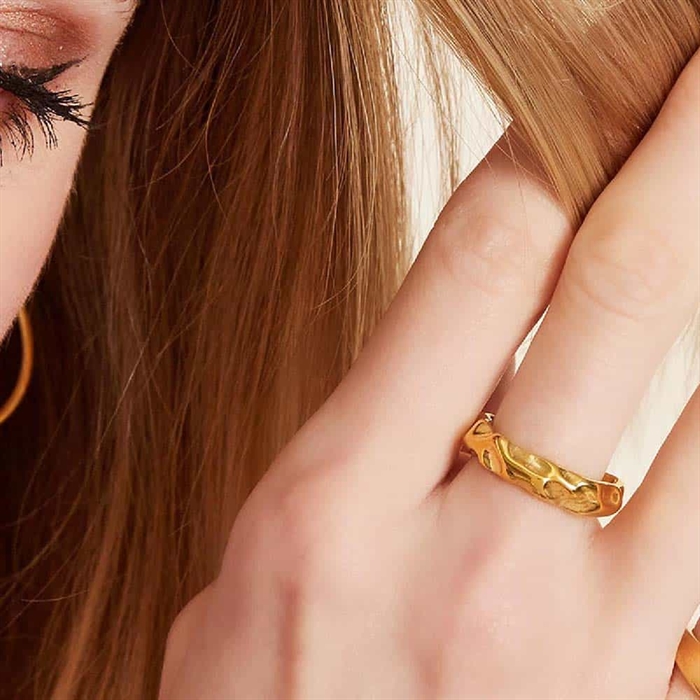 Justerbar IP Guld Ring i Ædelstål - Smuk Bølgeoverflade