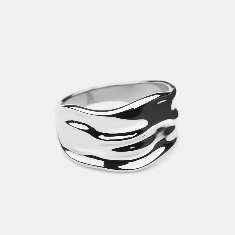 Bred Hamret Ring i Sølv - Unik Stil og Vandfast Design
