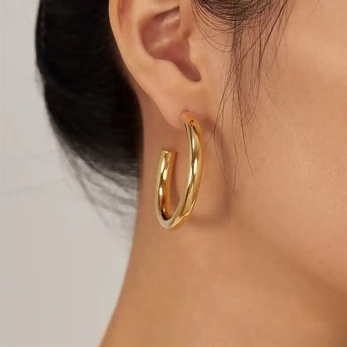 Hoopy ørering i gyldent stål - Glamour til dit look!