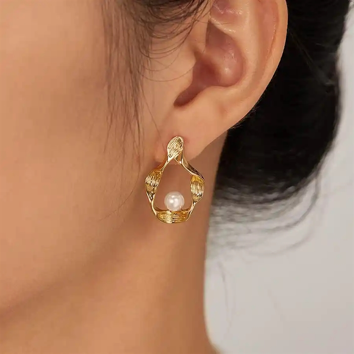 Loupy ørering i ædelstål med elegant perle - Eksklusiv!