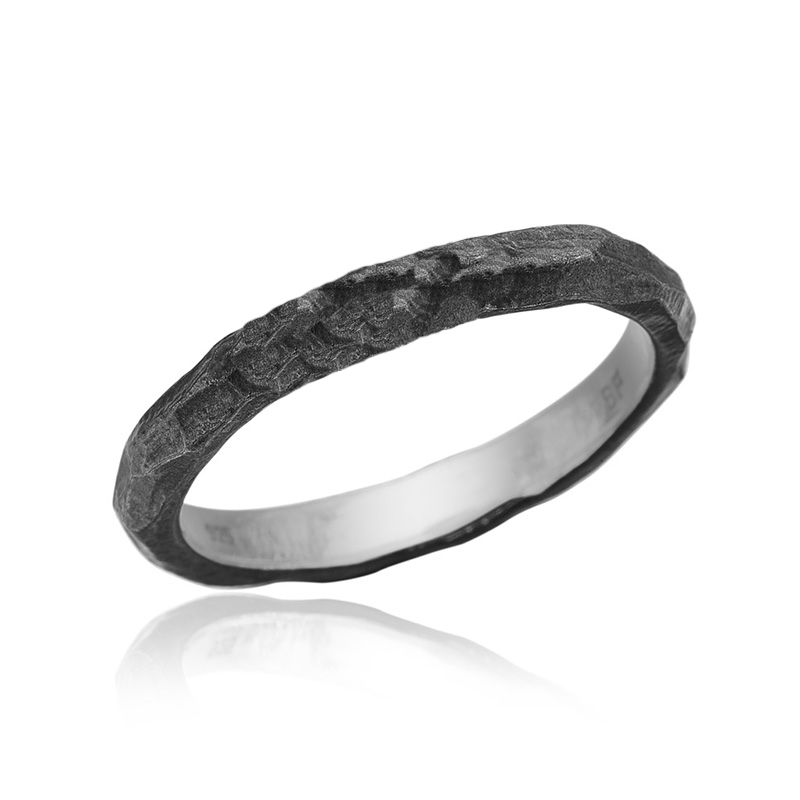 Feminin Ring i Oxideret Sølv - Elegant Smykke til Samling