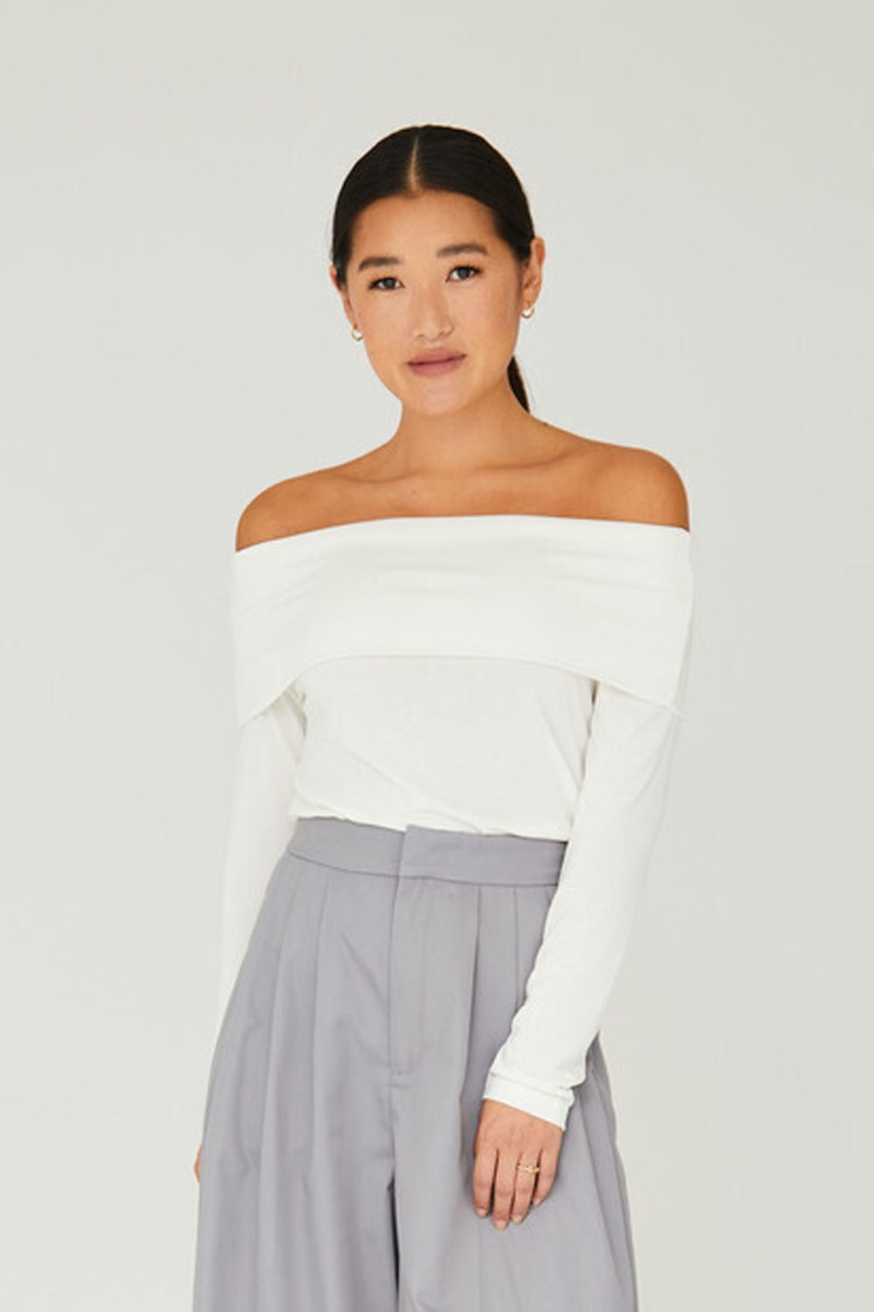 A-view – Elegant Off-Shoulder Bluse i Hvid - Forudbestil