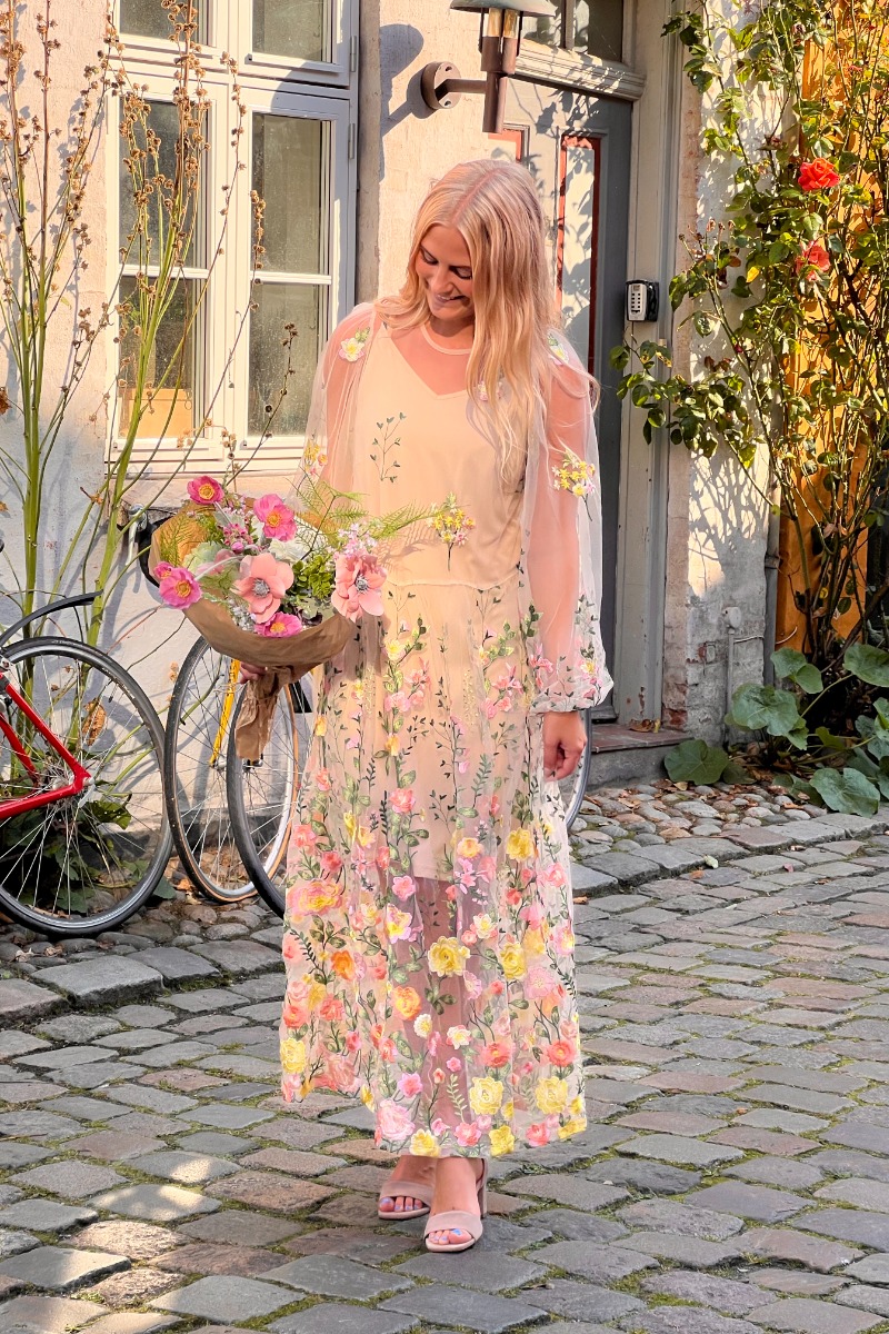 A-view - Festkjole i Fuchsia med Sandgul Detalje