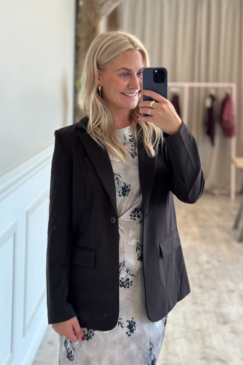 Ichi – Elegant lang blazer i chokoladebrun farve