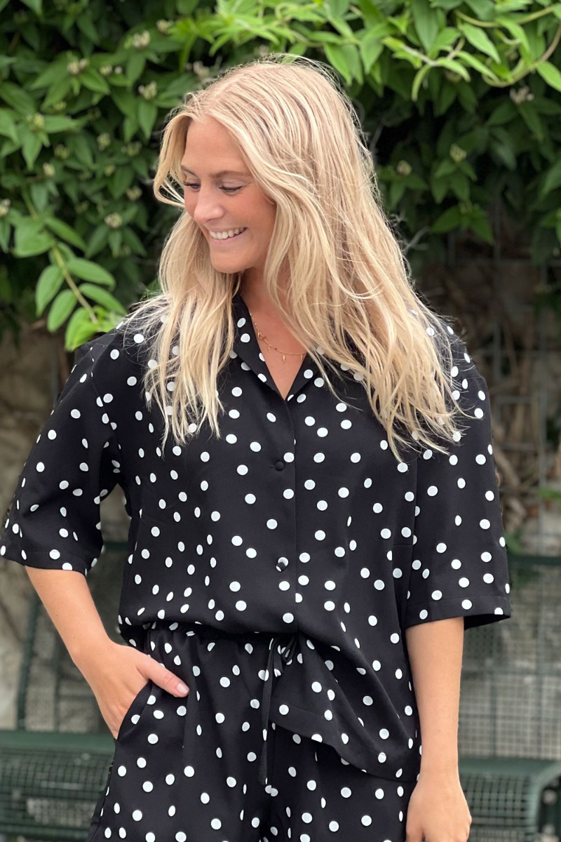 Elsket af Lykke - Bluse med prikker til sommerferien