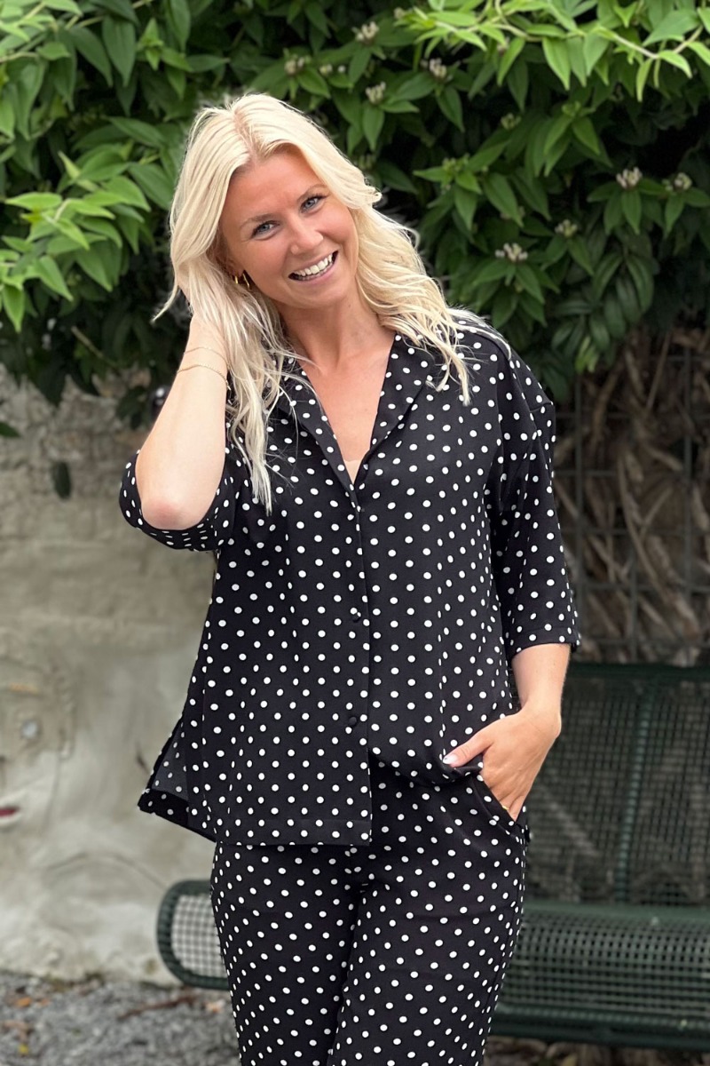 Elsket af Lykke - Sort bluse med hvide prikker