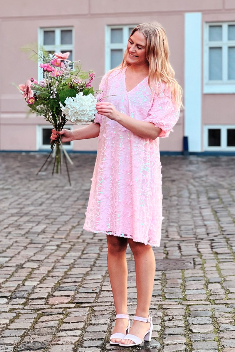Elsket af Lykke – Butterfly Kjole – Glitrende Rose Design