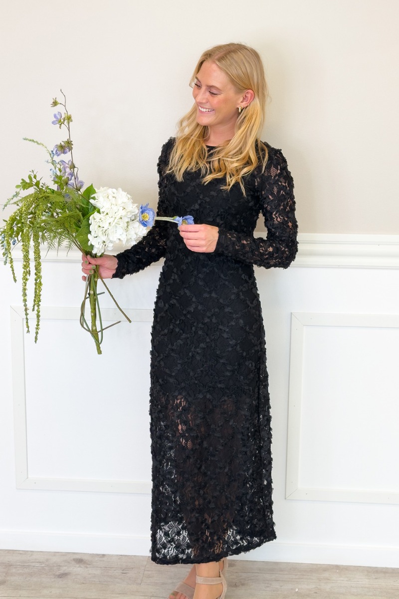 Elsket Af Lykke - Elegant Kjole Med 3D Blomster - Sort