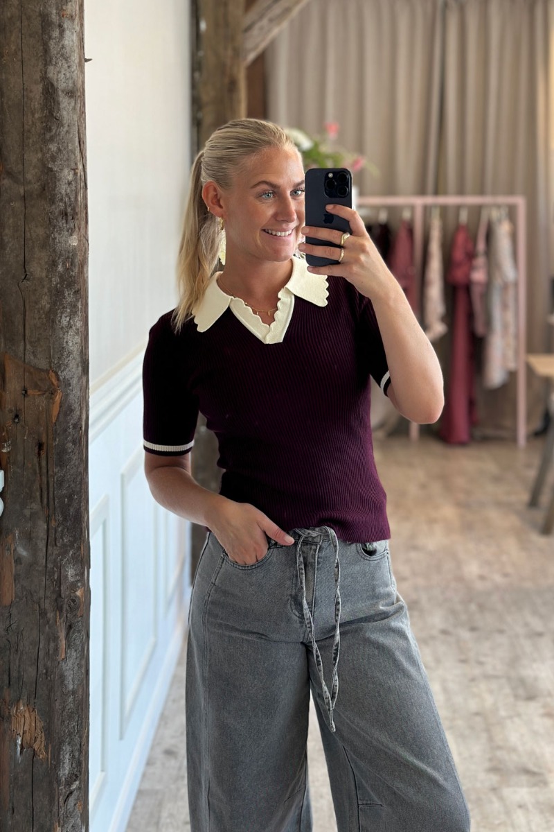 Noella T-shirt i vinrød - Polo-look med fine detaljer