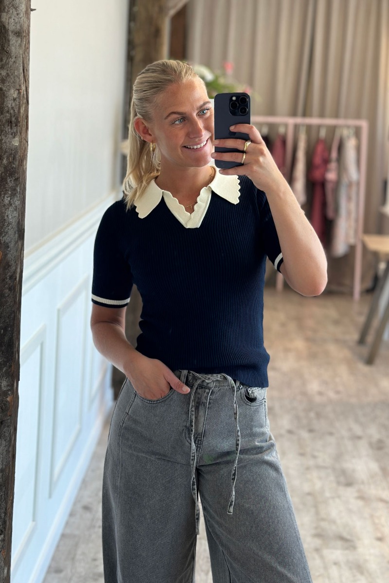Noella T-shirt i navy med polo-look og kontrastkrave