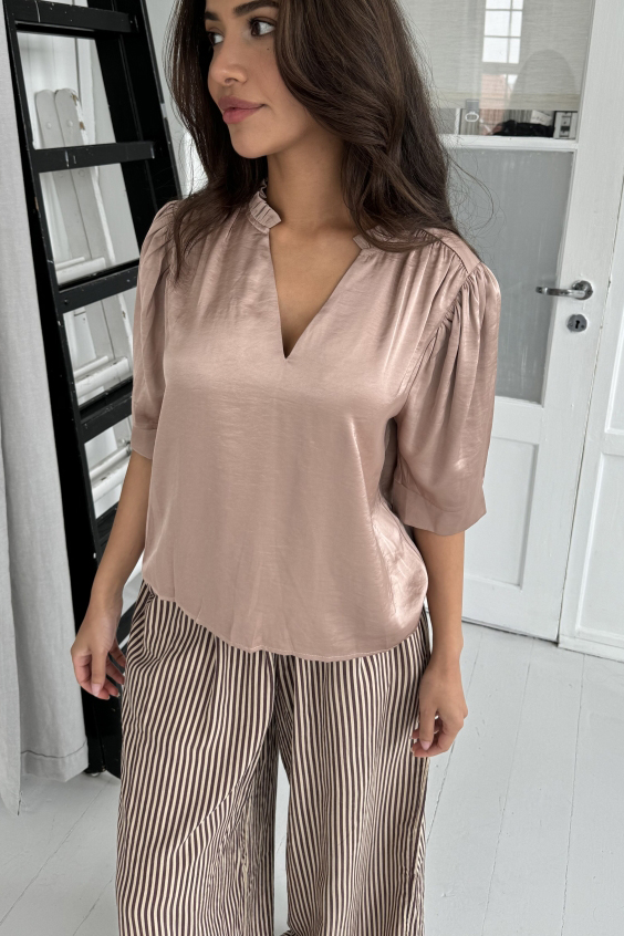Moe V Neck Satin Bluse i Nougat - Elegant og Alsidig