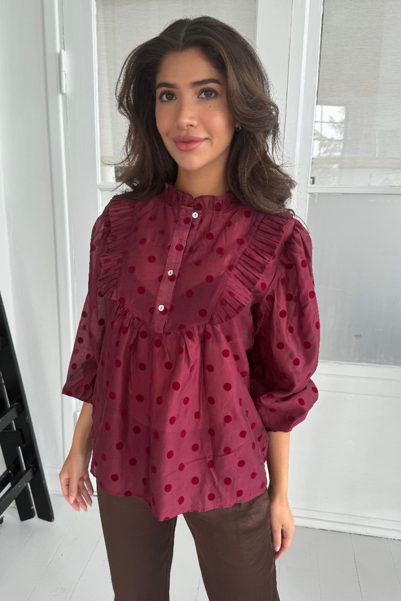 Continue Bluse i Silke Dot - Bordeaux med Flæser
