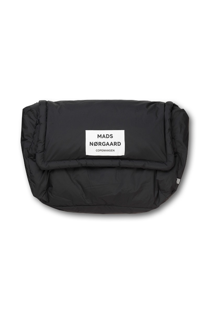 Mads Nørgaard - Recycle Pillow Bomb Bag - Jet Black tilbud