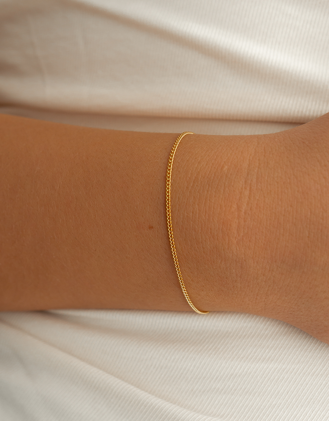 Sia - Elegant Guld Armbånd fra Jewel Box