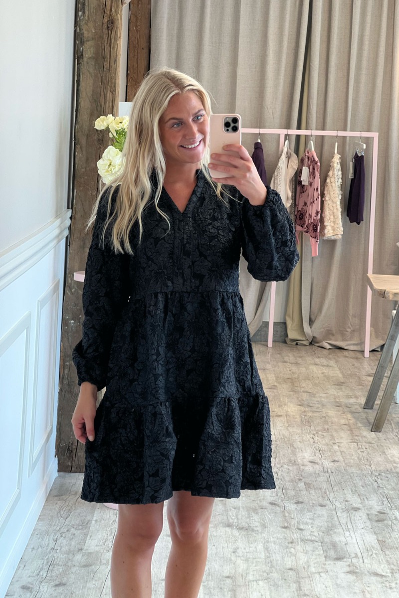 A-view - Ida Kjole - Sort med Blomsterdesign