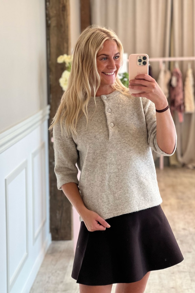 Lækker kortærmet strik - Naima Knit i sandgrå