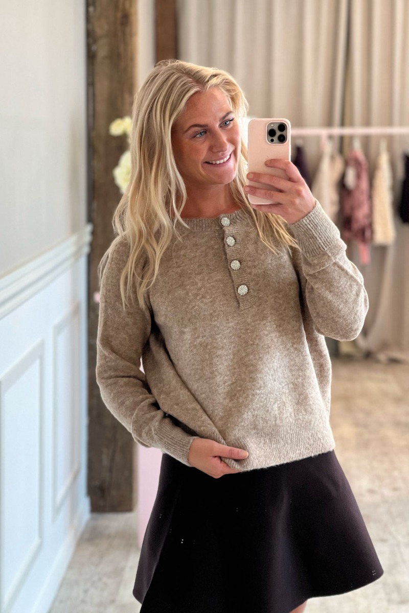 Lækker striktrøje - Rina Knit i Nougat til efteråret