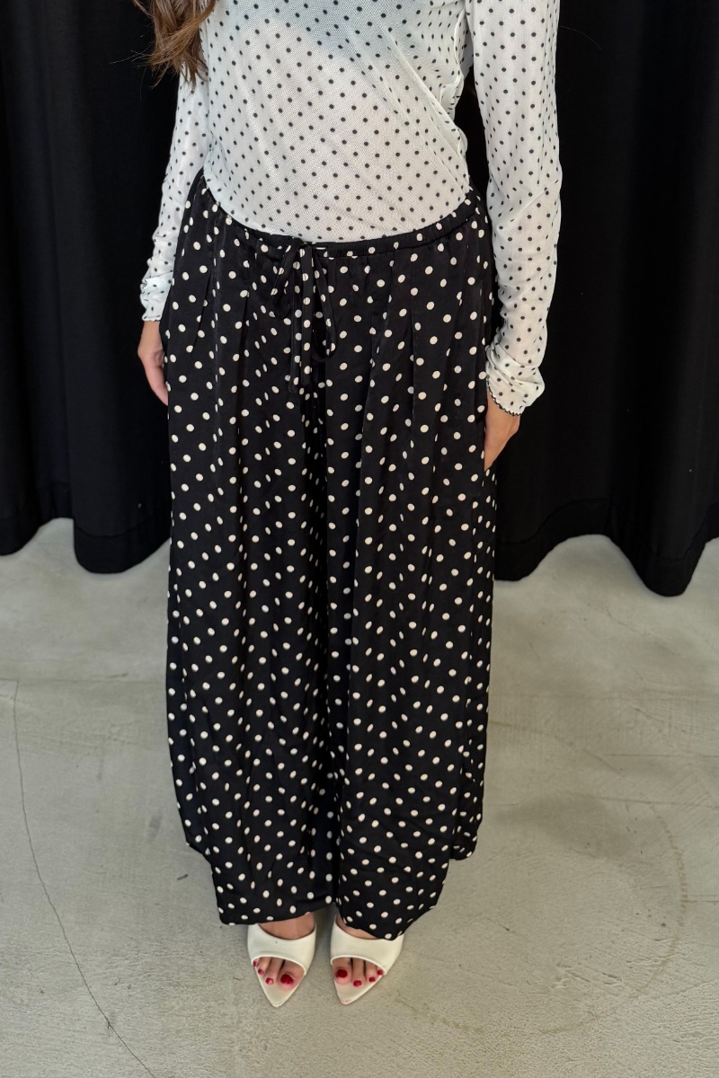 Continue - Bukser - Fanny Dot Pant - Black Dot Levering Midt November