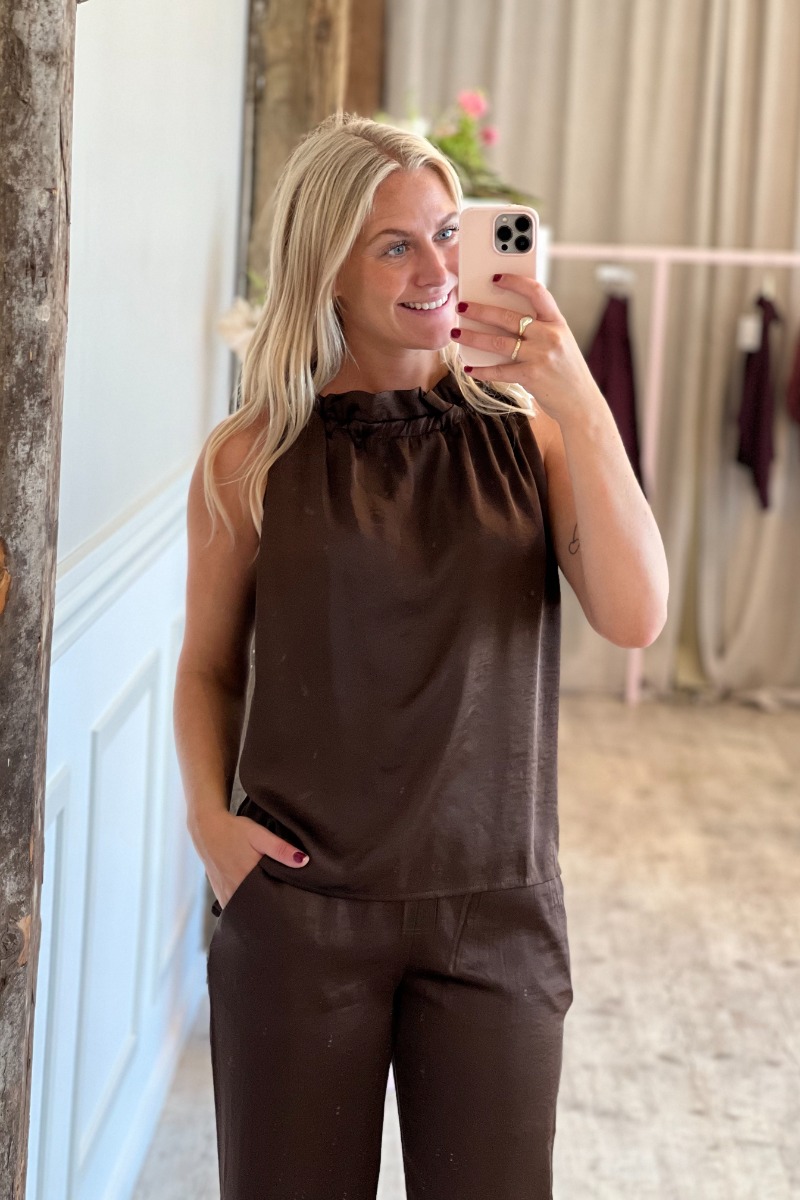 Feminine Liva Solid Top i Brun - Elegant og Stilfuld