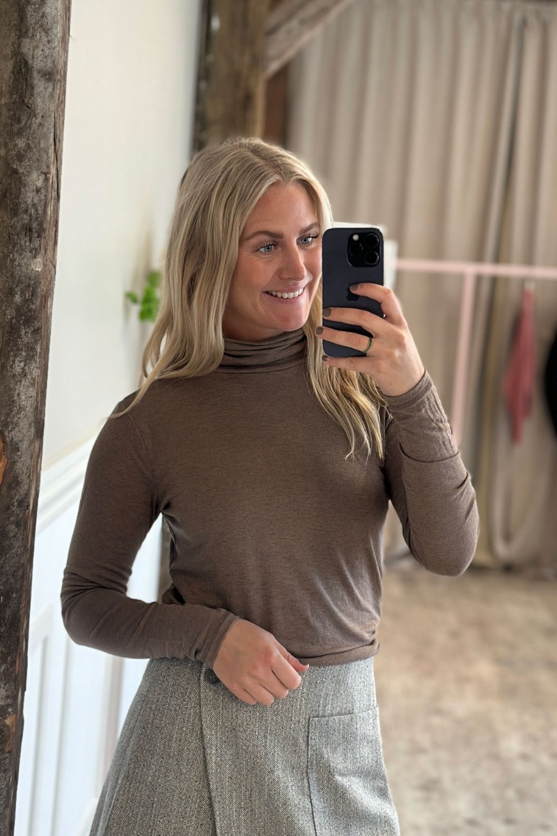 Jdy - Blød Rullekravebluse i Brun - Perfekt Basis Top