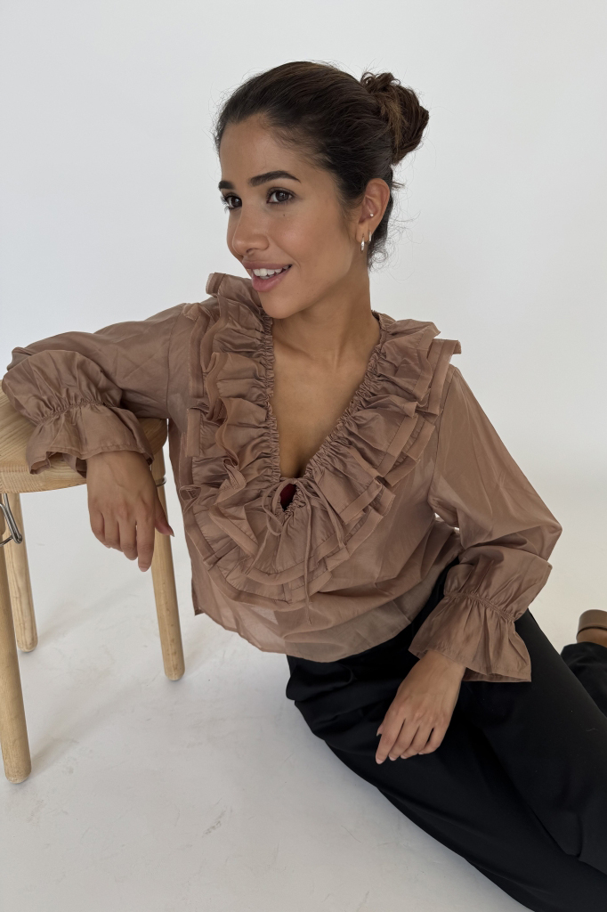 Continue - Bluse Jody Ls - Nougat med Flæsedetaljer
