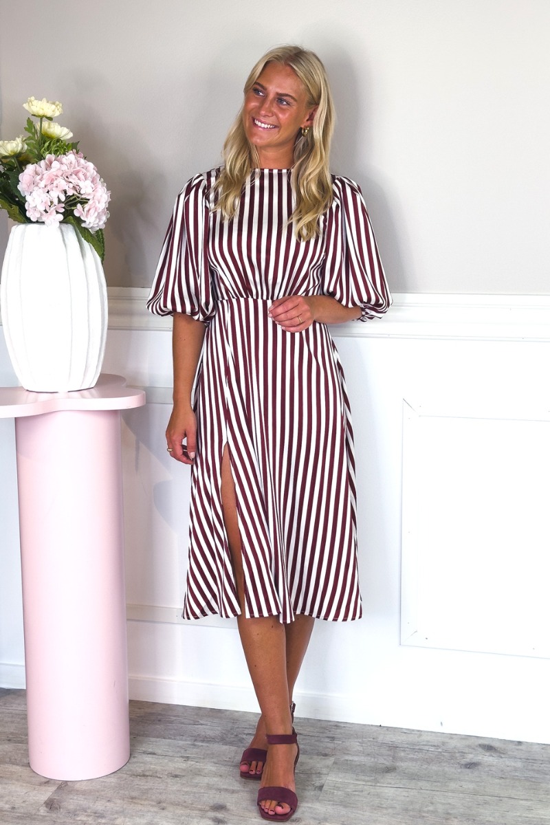 Loved By Lykke - Kjole - Nynne Dress - Burgundy Stripe
