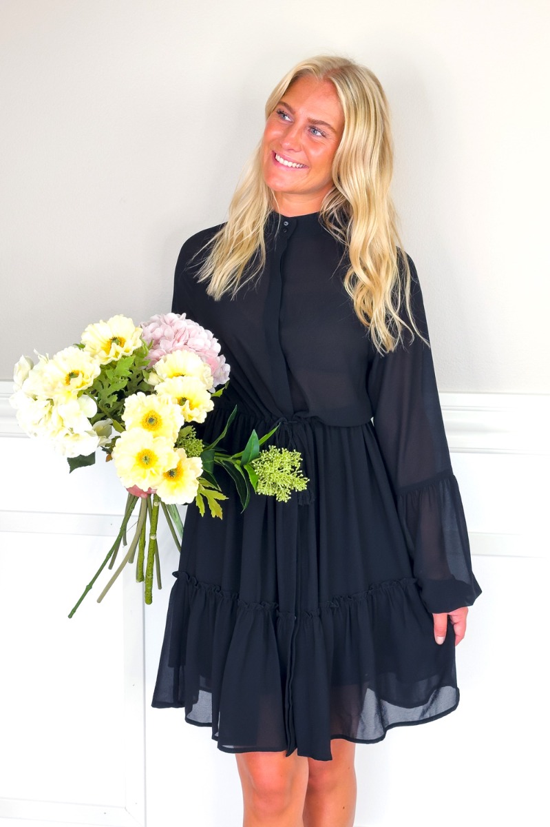 Elsket Af Lykke – Swan Dress – Sort Kjole med Flæser