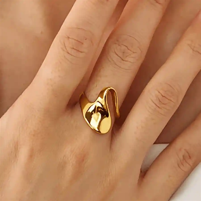 Bølgeformet Forgyldt Ring i Ædelstål - Elegant Design