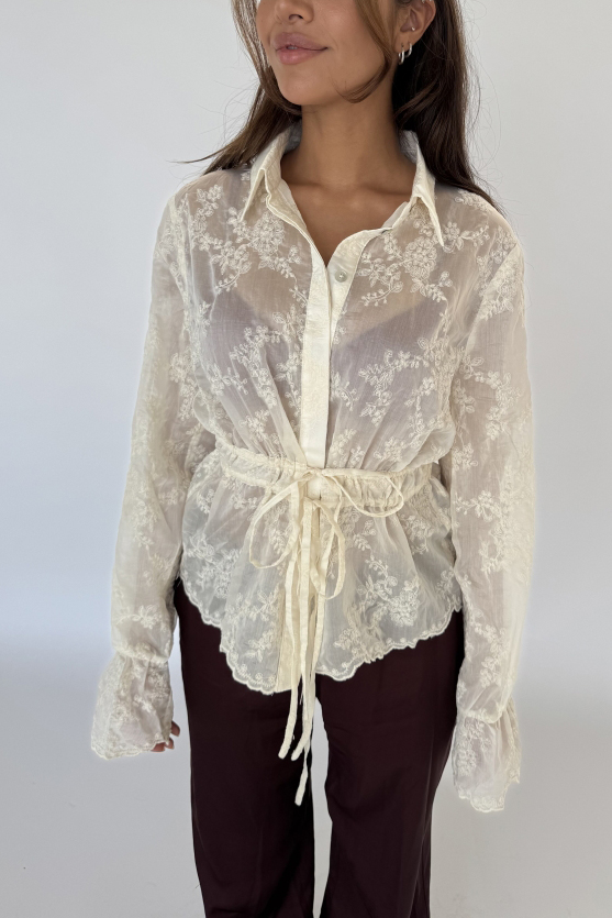 Continue - Skjorte - Triss - Off White med sløjfe og blonder