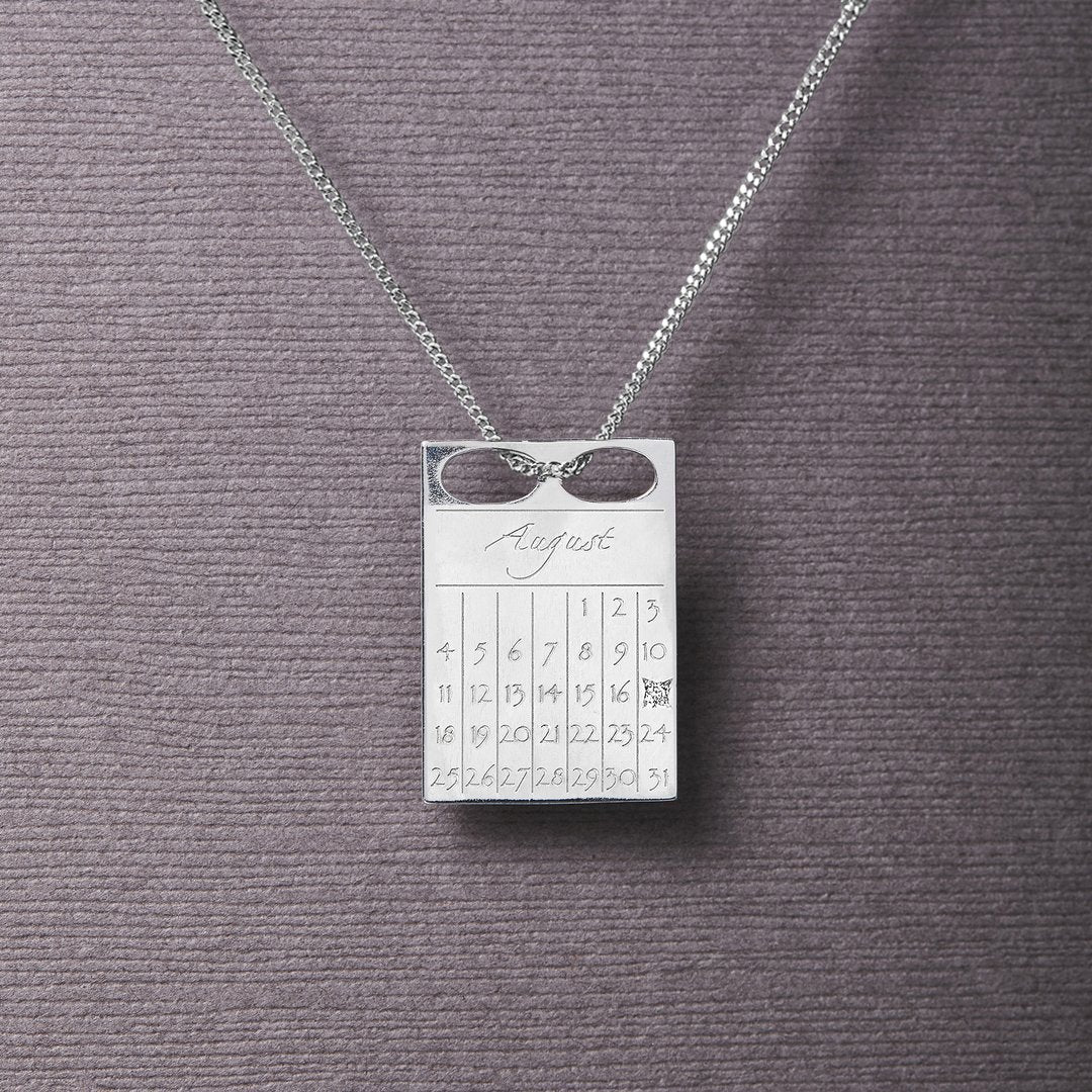 Eksklusiv Dateplate Vedhæng i Sterling Sølv med Diamant