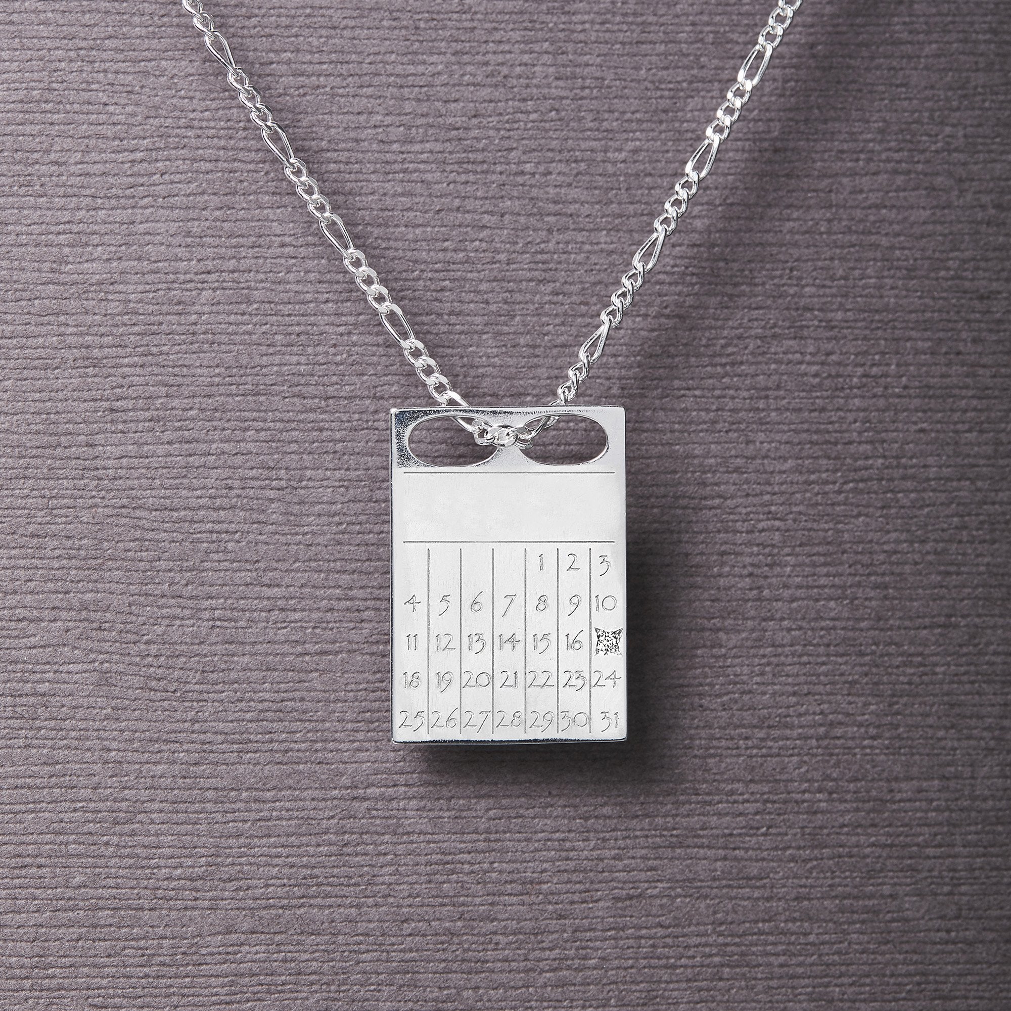 Eksklusivt Dateplate Vedhæng i Sterling Sølv med Diamant
