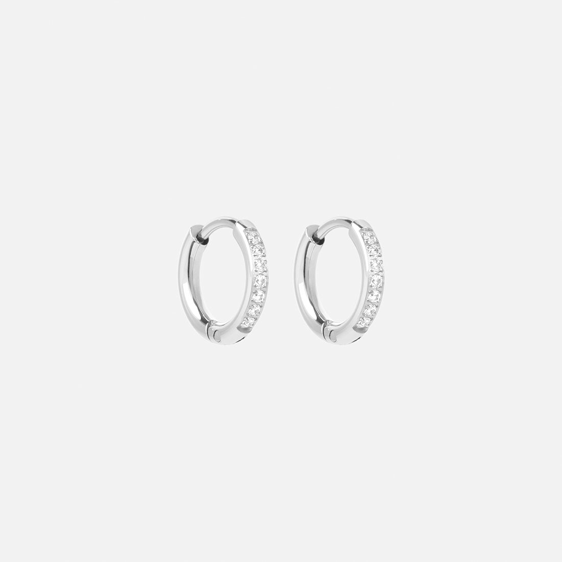 Sølvfarvede Zircon øreringe med elegant design