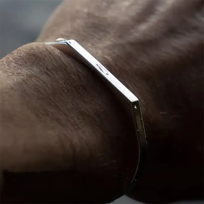 Steel Edge Bangle  -  Minimalistisk Herrearmbånd Pvd Belagt 18k 5 Mm