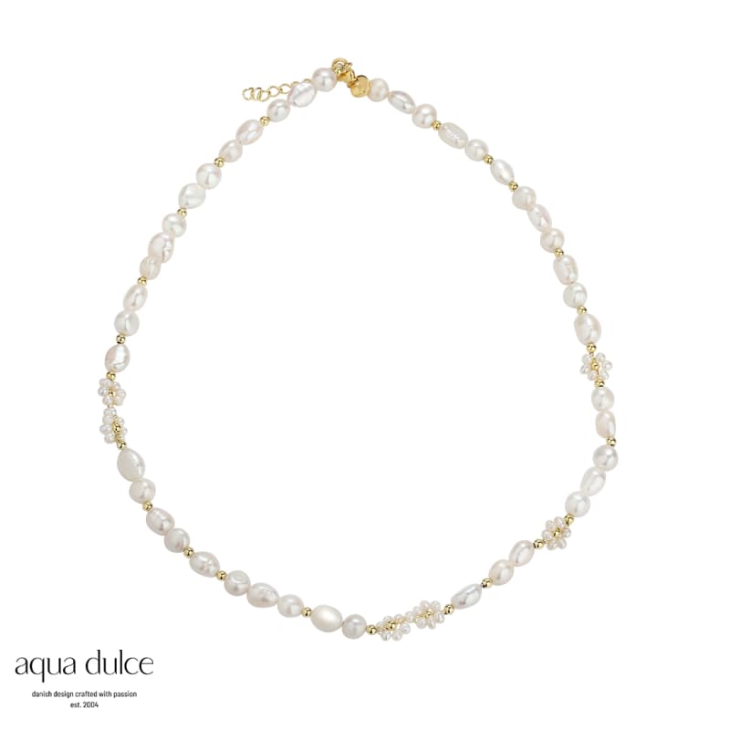 Wonderful Daisy Necklace  Golden